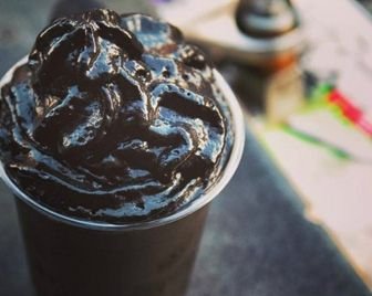 Нью-йоркское кафе подает черный кофе с черными взбитыми сливками