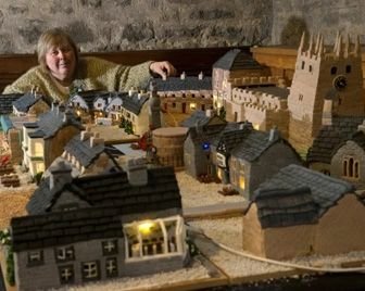 Британский пекарь создала съедобную деревню