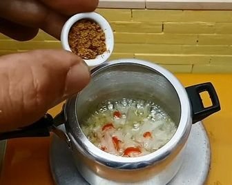 Шеф-повар из Малайзии готовит миниатюрные блюда