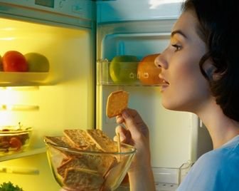 Употребление еды в положении стоя притупляет вкусовые рецепторы