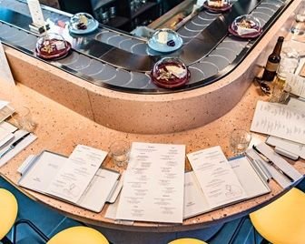 В Лондоне открылся первый в мире ресторан с сырным конвейером