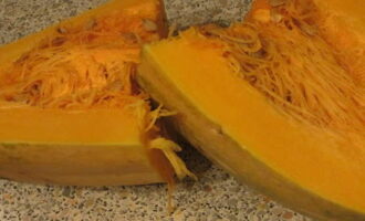 Как приготовить самые вкусные оладьи из тыквы на сковороде? Тыкву помойте, очистите от семечек, срежьте кожуру.