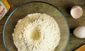 Как приготовить классическое тесто для пельменей на воде с яйцами? Подготовив ингредиенты, в объемную миску просеиваем 600 граммов муки. Собираем ее горкой, а по центру делаем углубление. Кладем в него соль.