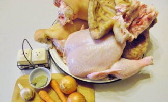 Как приготовить классический холодец в домашних условиях? Первым делом замачиваем мясо в растворе из прохладной воды и уксуса, оставляем на полчаса, чтобы избавиться от неприятных запахов.