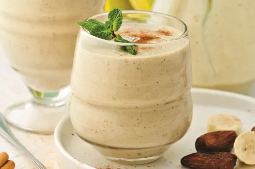 Смузи с бананом и финиками