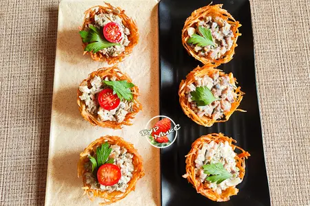 Закуска грибная и закуска селёдочная в картофельных корзиночках