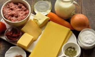 Классическая лазанья готовится очень просто. Подготовим необходимые продукты по списку.